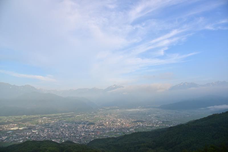 鷹狩山から望む街と北アルプス